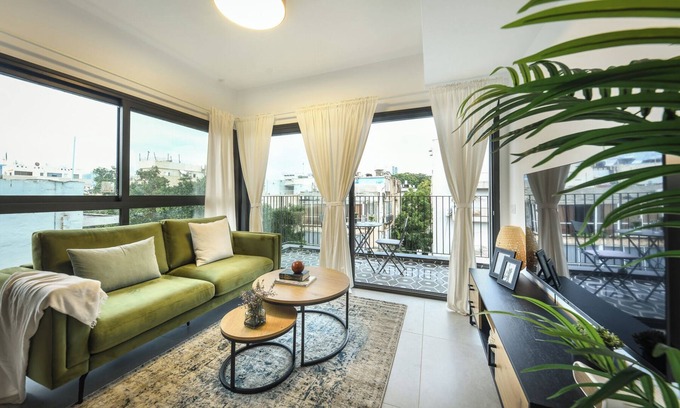 Old North Apartamento | Stylish 2BR Apt with Balcony and View
