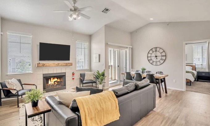 Clearfield Apartamento | Stylish 2BR Apt with Twin over King Bunk, Pool, and Fitness Center, Close to Hill AFB