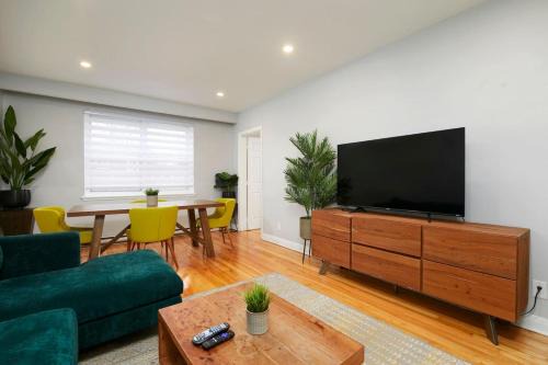 Cote-Des-Neiges—Notre-Dame-De-Grace Apartamento | Stylish 2BR in Montreal