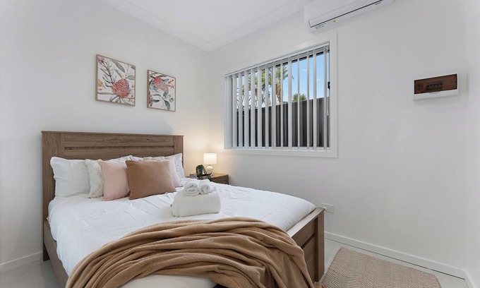 Hurstville Casa | Stylish 2BR Retreat | Walk to Dining & Transport