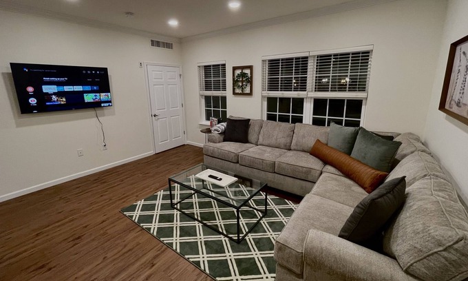 East York Apartamento | Stylish (2nd Floor) Market Street Apartment