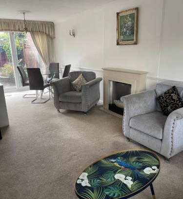 Fairlop Casa | Stylish 3 Bed House Located in the Heart of Chigwell