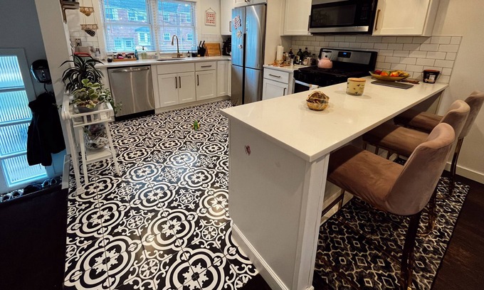 Greenville Casa | Stylish 3 bedroom home near Manhattan with backyard and parking. Pet friendly