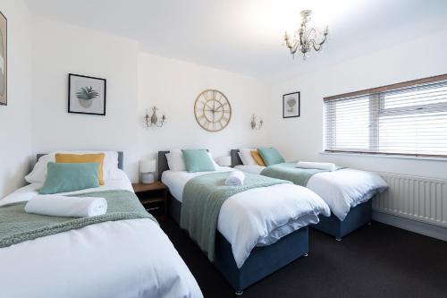 Chapeltown Casa | Stylish 3-BR House, Sleeps 7, Driveway, 1 mile from Centre