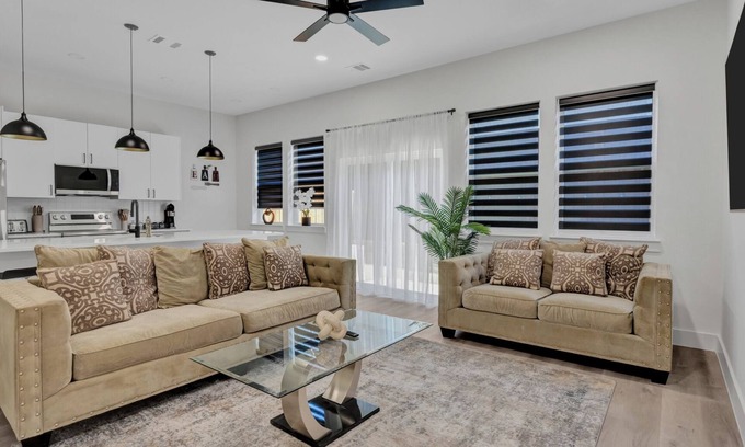 Dallas Casa | Stylish 3BR Dallas Townhouse Rooftop Backyard Garage