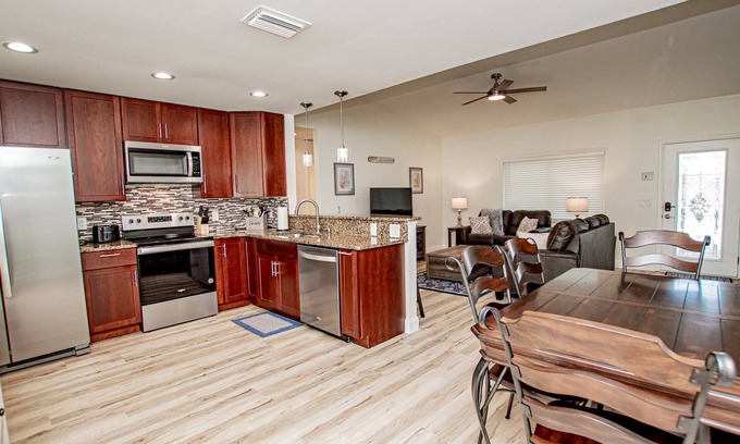 Brandon Casa | Heather Lakes Retreat – Stylish 3BR Home w/ Lake Views, Lanai, Smart TVs & Pet-Friendly Yard!