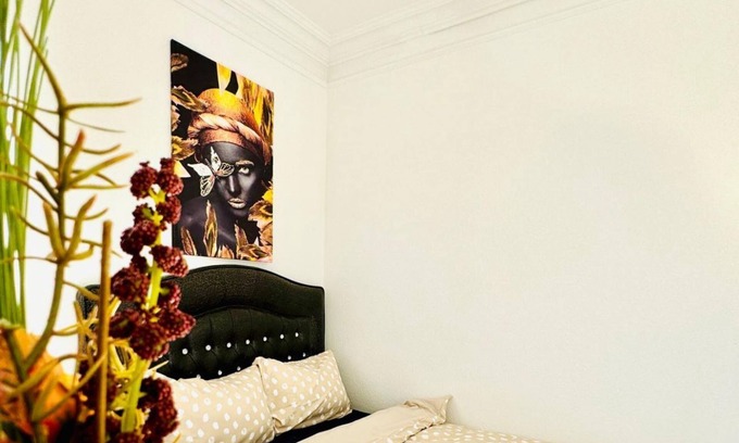 Grinzing Apartamento | This comfy room in a shared apartment offers a comfortable stay for up to 3 people. The room offers shared bathroom and kitchenette. It is located in a vibrant and well-connected neighborhood. The area offers numerous shopping options, restaurants, and a
