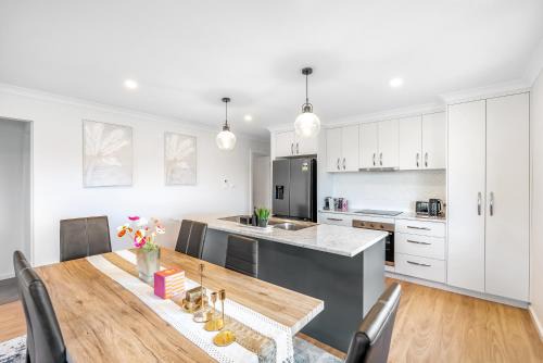 Austins Ferry Apartamento | Stylish 4BR Family Escape with Deck & Views Near MONA