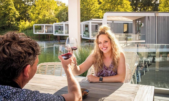 Maasbree Casa | Stylish 4+1-person lodge with a terrace extending over the lake, luxury kitchen, walk-in shower and air conditioning.