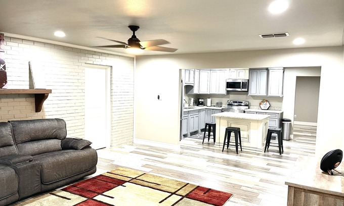 Eagle Pass Casa | Stylish 5Bedroom/6Beds/2Bath Plenty of Parking