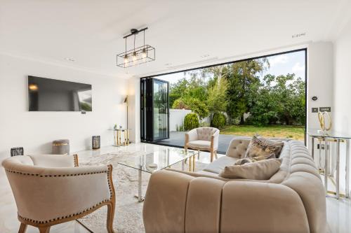 Coombe Hill Apartamento | Stylish 5BR with Garden&Parking near Wimbledon