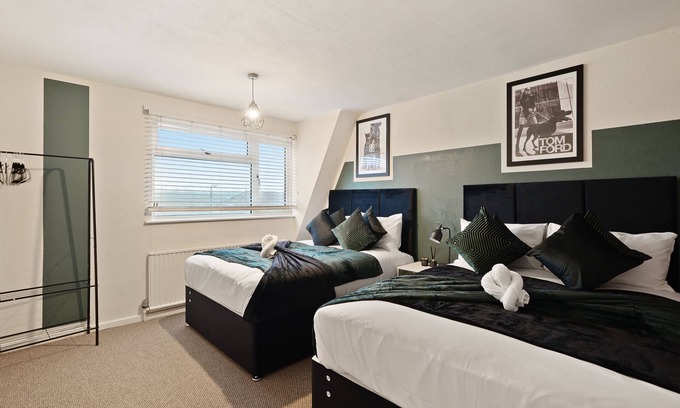 Belluton Casa | Stylish Abode with Games Room