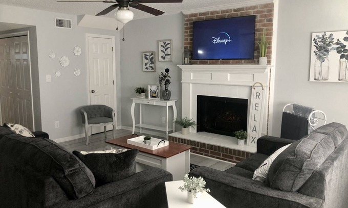 Thomasville Casa | Stylish and Spacious Townhouse overlooking Andrews Lake