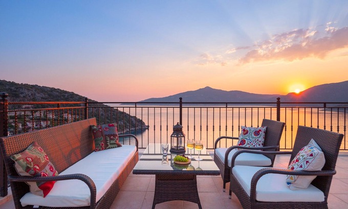 Kalkan Villa | Amplia villa con piscina privada y fantásticas vistas, a tiro de piedra del mar.