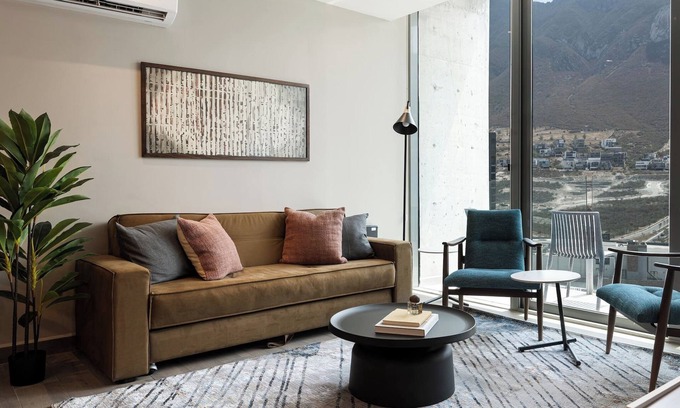 Monterrey Apartamento | Stylish Apartment: Pool, Gym & Mountain Scenery