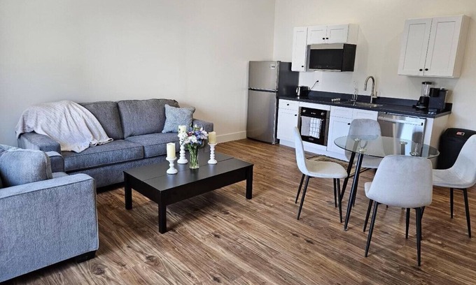 Elizabethtown Apartamento | Stylish apartment in renovated Elizabethtown building with new furnishings!