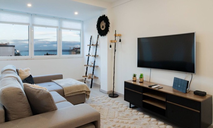 Paco De Arcos Apartamento | Stylish Apartment W/ River View by LovelyStay