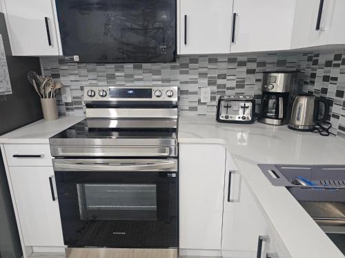 Southwest Edmonton Apartamento | Stylish Basement Suite Near Airport, Trails & Dining