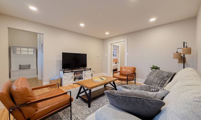 Bay View Apartamento | Stylish Bayview Retreat- 12 min to Downtown MKE, Fiserv Forum & more!
