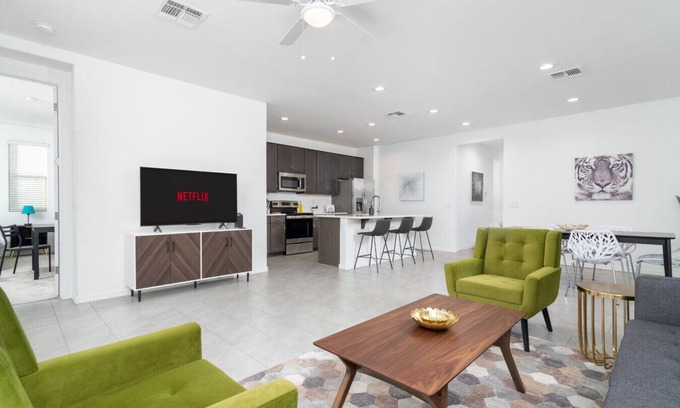 Casa Grande Casa | *Stylish & Bright* King Queen Beds*Backyard*Garage