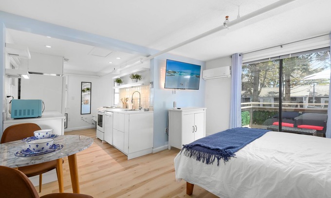 West Dennis Condominio | Stylish Cape Retreat–6 Min to Beach-Private Balcony-Centrally located Mid Cape