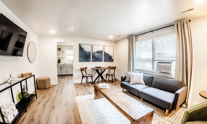 Lincoln Apartamento | Stylish & Comfy Downtown Retreat: Queen Bed + Sofa Bed - Laundry - Free Parking!