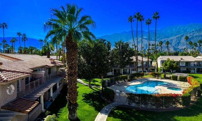 Araby Condominio | Stylish Condo Steps from Pool & Tennis in Palm Springs