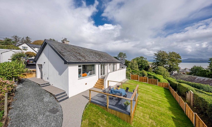 Criccieth Cabaña | Stylish Contemporary Bungalow with Far-Reaching Sea Views | Yr-Awel