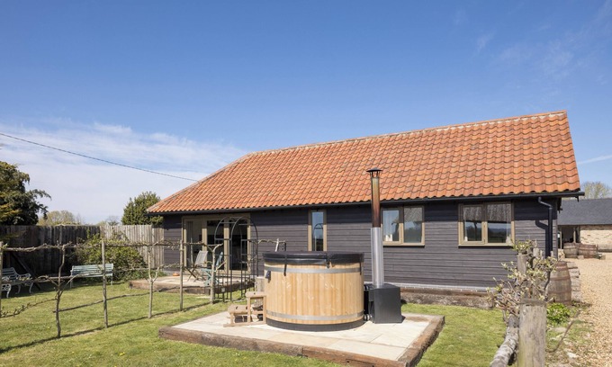 Croydon Cabaña | Stylish cottages, countryside views, wood burning hot tubs, 20 mins to Cambridge