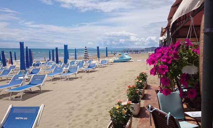 Gavorrano Casa | Elegante casa de campo con una vista panorámica de los terrenos heridos y bellamente diseñados