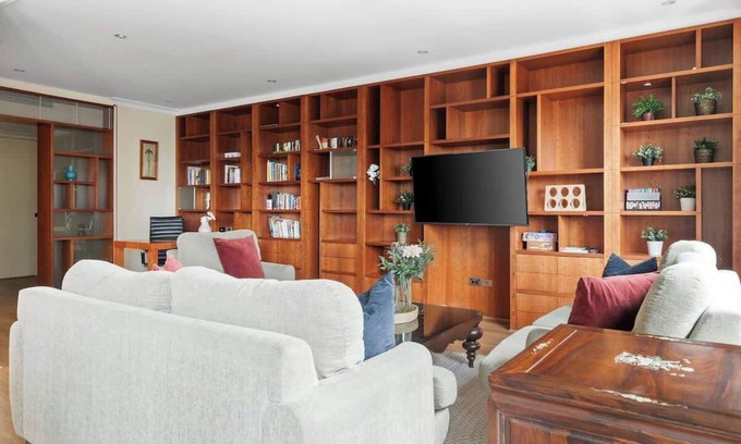 Chinatown Apartamento | Stylish & Cozy 4BR Retreat with FREE Parking