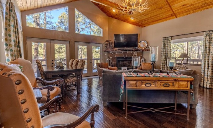 Alto Cabina | Stylish Cozy Cabin Surrounded in Pines- Hot Tub