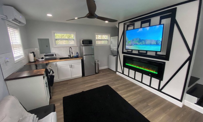 Gresham Park Casa | Stylish Cozy Guesthouse Hot Tub Private Entry