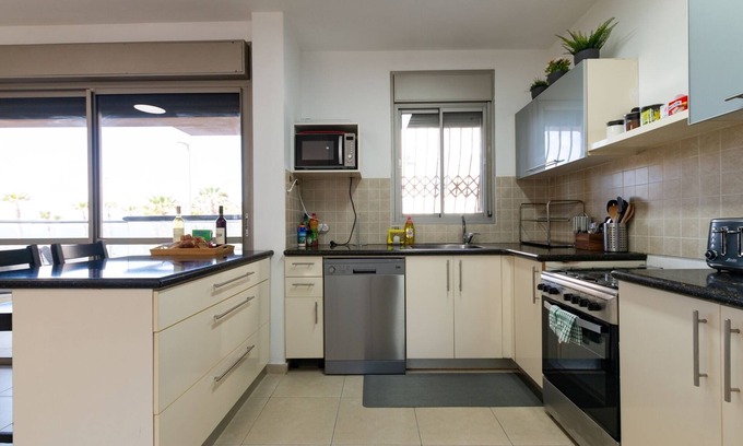 Bat Yam Apartamento | Stylish & Cozy Seaview Vacation APT