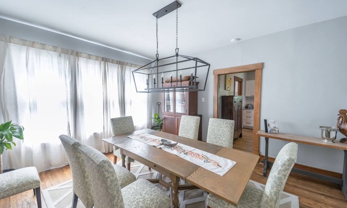 Somerset Casa | Stylish craftsman, perfect for groups, steps away from Downtown!
