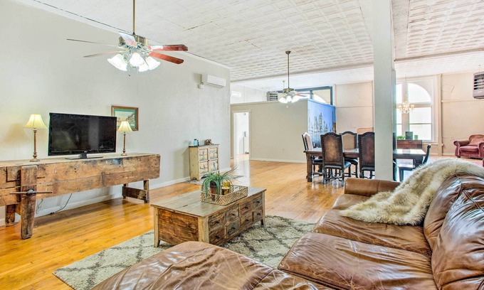 Denison Apartamento | Stylish Denison Apt at the Heart of Main St!