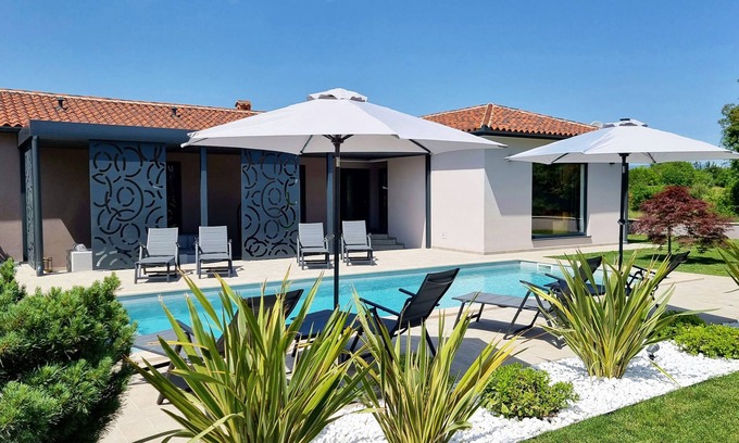 Sveta Nedelja Villa | Elegante villa de diseño con piscina y apartamento de invitados cerca del mar