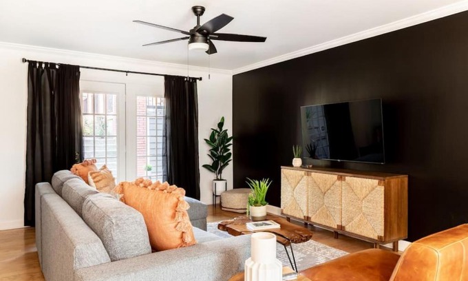 Rutledge Hill Apartamento | Stylish Downtown Nashville Condo with Patio & Free Parking
