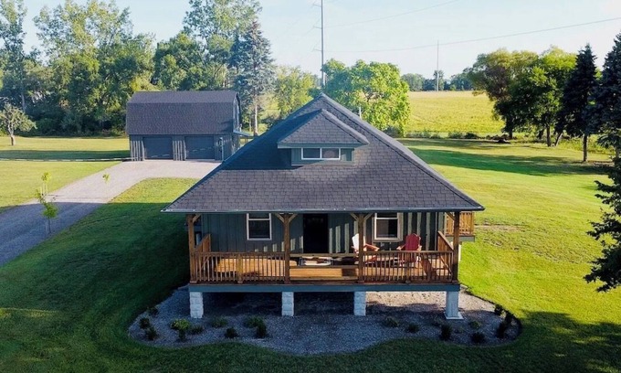 Linwood Otro | STYLISH FARMHOUSE AC + LAWNCARE 7 MIN TO BAY CITY CONVENIENT TO MAJOR SHOPPING