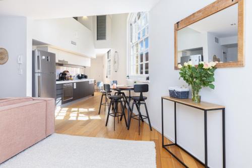 Teneriffe Apartamento | Stylish Heritage 2BR Loft near City and River with Pool and Free Parking