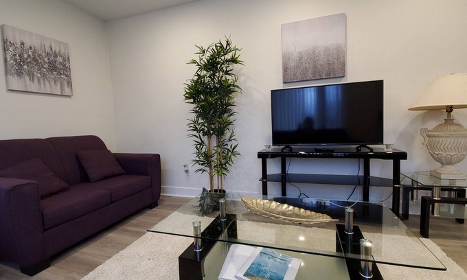Fallsview Casa | Stylish home 10 minutes walk to the Falls