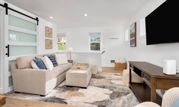 Market Casa | Stylish home West of Market private home, sleeps 4, secluded fully fenced yard