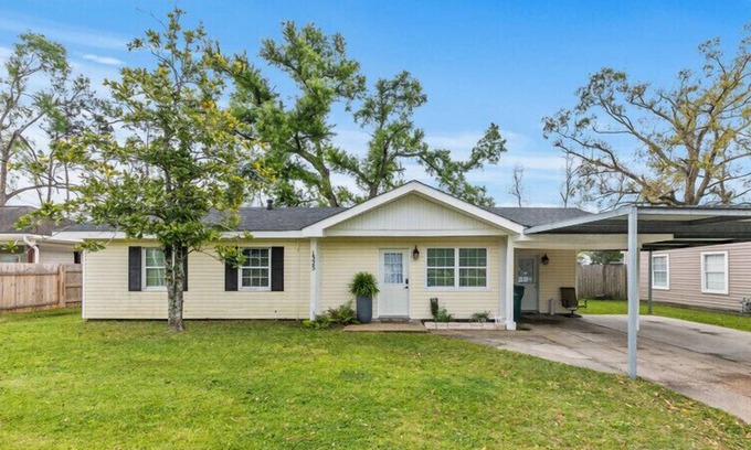 Sulphur Casa | Stylish Home-with Pool table, Gym, Office, outside lounge area, and amenities