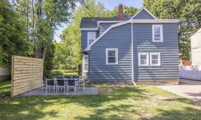 Champaign Casa | Stylish House, Close to downtown