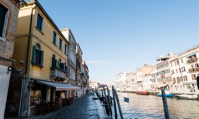 Cannaregio Apartamento | Estilo de vida: apartamento recientemente renovado en Palazzo con balcón y vista al canal