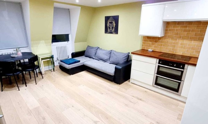Bow West Apartamento | Stylish London Apartment with Terrace & Parking