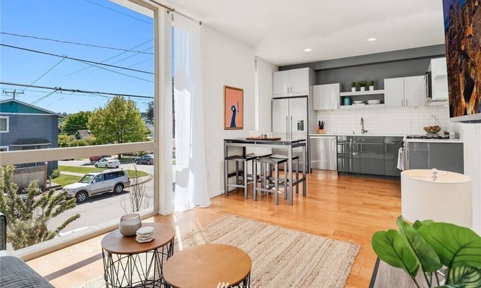 Old Ballard Casa | STYLISH, MODERN, TOWNHOUSE NEAR BALLARD AVE.