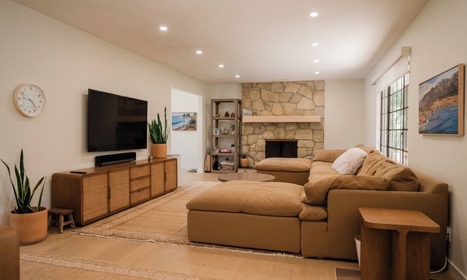 Mission Canyon Casa | Stylish New Remodel Mission Canyon retreat near the Mission, parks, and gardens.