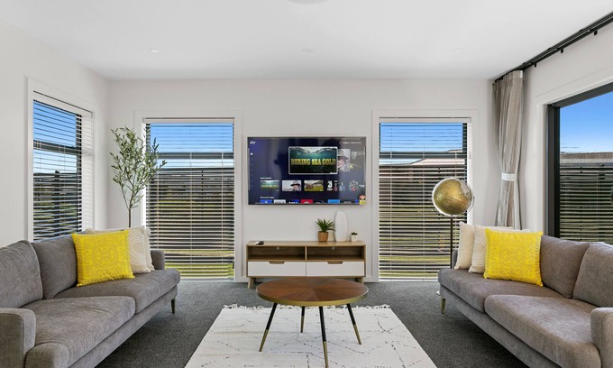 Wharewaka Casa | Stylish New Retreat in Taupo -- Fireplace, BBQ, Walk to lake, Countdown