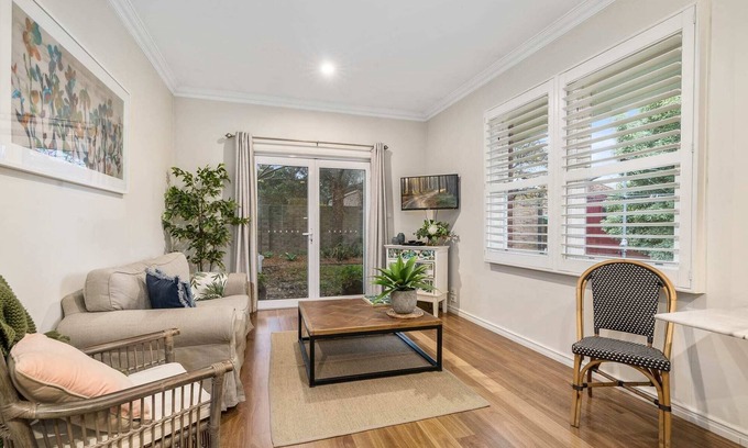 Orange Casa | Stylish Sale Street Studio - Walk to Town